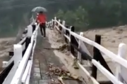 バカなのか死にたいのか。大雨で増水した川の今にも崩れそうな橋を渡る人。海外の反応
