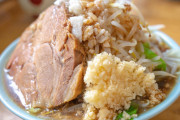 海外「ラーメン次郎ってそんな美味しいの？」火事の中食事を続けるジロリアンの雄姿に驚愕｜海外の反応