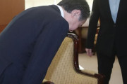 韓国人「カン長官が日本大使を呼びつけて怒鳴りつける！」直角に腰を曲げて挨拶する駐韓日本大使に握手も求めず硬い表情で厳重抗議！　韓国の反応