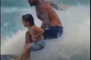 「英才教育がすごい」小さな息子と一緒にサーフィンをするパパ