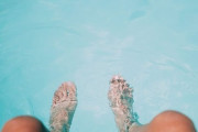 「浅い水の中なら、あなたはどんな風に歩く？」3つの方法のうちあなたはどのタイプ？