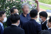 【負けるなムンムン】文在寅大統領、一般市民から偽善者呼ばわりされ、靴を投げつけられる