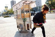【海外】「なんて素敵な女性だ」リヤカーでおにぎり売る美人お姉さんに海外も興味津々！