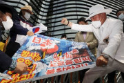 【画像多数】韓国人が発狂！保守派団体が日本大使館前で旭日戦犯旗を燃し、コチュジャンをブッカケ様として警察から静止されるハプニング！　韓国の反応