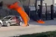海外「【閲覧注意】 反ワクで停職になったイタリア人教師が警察署前で焼身自殺」