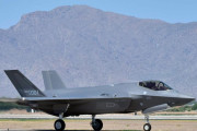韓国空軍のステルス戦闘機、車輪が出てこず胴体着陸（海外の反応）