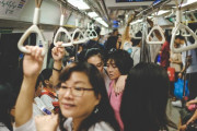 海外「何か対策が必要だね」大きな社会の課題「痴漢」。東京の公共交通機関（満員電車など）で発生している問題を報道した動画が世界で話題に 海外の反応
