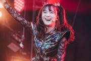 BABYMETALとGreen Dayとのずっ友写真　“もあがキツネサインを直してあげてるｗ”　【海外の反応】