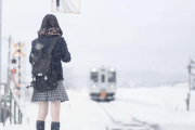 韓国人「北海道で-15度の中電車を待つ女子高生がこちら…」