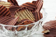 海外「お前らの国の変わった味のお菓子って何？」日本「チョコレートポテチかな…」