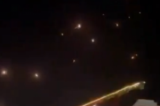 これは花火ではなく全てミサイル。アシュドッドの窓から見える上空の風景。海外の反応
