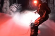 夜の雪道を6頭のハスキー犬とスノーボーディングする映像が見ていてハラハラする！　海外の反応