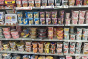 （海外の反応）日本のコンビニのカップ麺コーナーの写真を見た外国人、よだれが止まらない
