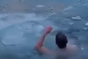 今日はちょっぴり水温低めかな？氷たっぷり湖の中で泳ぐ寒中水泳。海外の反応