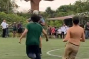 外国人「身長がデカすぎて..」NBAの選手(224cm)がサッカーをしたらこうなる(動画あり)【海外の反応】