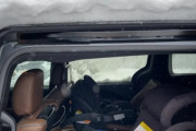 車に積もった雪が、見る角度によってはまるで隠し扉のようだと海外で話題に