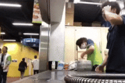 【GIF】韓国人「日本の野球場、ビール売り女性のタンク交換風景が話題に」　韓国の反応