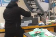 海外「妻がマスク無しでの買物を拒否されたことに怒り、店を斧で襲撃する白人土人」
