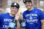 【海外の反応】大谷の怪力54号＆山本の無双投球でド軍が地区優勝「祝勝会で仲間からMVPチャントｗ」