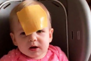 米:SNS上で幼児の顔にスライスチーズを投げつける動画が流行[海外の反応]