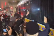 海外「家族や友人が中国のバスで再教育キャンプに連れて行かれるのを見送る香港人達」