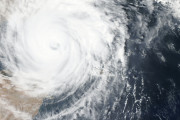 海外「日本では台風の度にベランダを片付けるの？」台風へ備えるとき、ベランダのものをどうするか相談したい