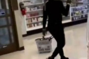 海外「ツルハシを持って強盗する黒人女」