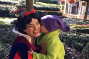 自閉症の坊やがディズニーワールドでプリンセス達と甘い交流を楽しみ、大満足の様子にほっこり