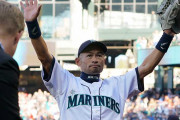 【海外】「イチローが始球式で披露した剛速球がマジでヤバい」「全然衰えてない！」「48歳が投げる球じゃねぇだろw」