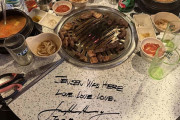 韓国人「ジェンスン・ファンが韓国の焼肉店テーブルに落書き！何て書いたの？」→「ショーマンシップがすごい」