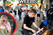 英ストリートピアノYouTuber「イベント会場付近で日本のアニメの曲弾きまくってみた！」