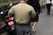 海外「東京で未来のジャケットを着ている日本人を発見したｗｗｗ」日本の湿度に耐えれなくなったのか・・・？