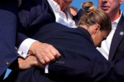 海外「トランプ暗殺未遂。集会演説中に狙撃され、右耳を負傷」
