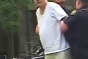 こんな時はすぐ警察。道でいきなり絡んでくるヤバイやつに出会ったら・・・。海外の反応