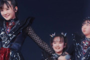 チビBABYMETALとドキドキモーニングをやる前の紙芝居はどういう意味？　【海外の反応】