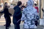 海外「プーチンより勇敢だ！」ポーランド人、変態すぎるパーカーを着てウクライナを支援してしまう（海外の反応）