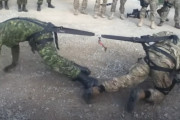 【どっちが強いの？】カナダとアメリカの兵士が綱引き対決した結果・・・　海外の反応