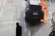 海外「給油している人の車を放火する男」