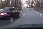 車は安全に運転すること、馬鹿はそれができない。無理な追い越しをしようとスピードを上げて・・・。海外の反応