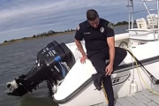 【海外】「警察官、流れに逆らって100ヤード泳ぎ傷ついた犬を救助！」