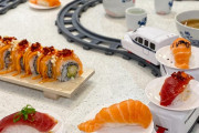 海外「おもちゃの列車を使って自宅で回転寿司してみた」（海外の反応）