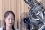 子どもを育てるときに役立つロボット！ご飯を食べさせてくれる素敵なロボだよ。海外の反応