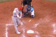 大谷の25号HRの上からの映像　海外「このアングルすごくいいね！ 打ち上げ角度がよくわかる！」「なんでこの内側の速球がレフトスタンドに届くんだ？」「これはマジで理解不能。すごすぎる」
