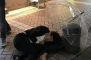 外国人「路上でヤバい眠り方をしている日本人を見ていこう」