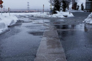 外国人「日本はこんな装置で道路の雪を溶かすらしいぞ！」