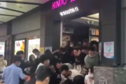 海外「店内でコロナ感染者が1人見つかってパニックになる中国人達」