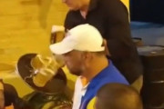 「酔いもさめる？」海外の酒場でビールを運んでいたウェイターがドッキリ