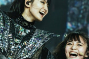 MOAMETALを後ろから抱きしめるSu-METAL　【海外の反応】
