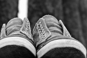 VANs(ヴァンズ)のスニーカーは足で床に放り投げると必ず靴底で着地する！？海外ツイッター民が実験しまくる