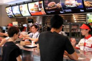 日本のマクドナルドのサービスが凄すぎ⁉外国人「速さ、丁寧さ全てが一流。うちの国じゃ考えられない」